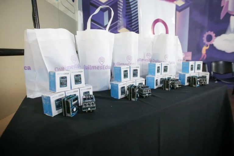 Entregan kits de robótica a escuelas técnicas