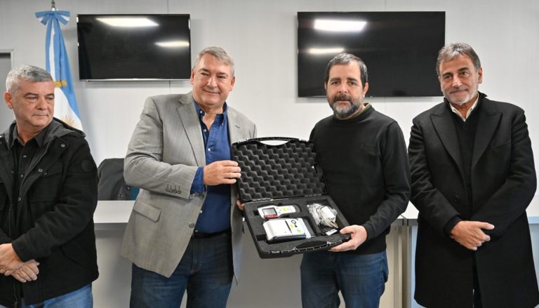 Moreira y D’onofrio entregaron cascos y Pases Libres Multimodales en San Martín
