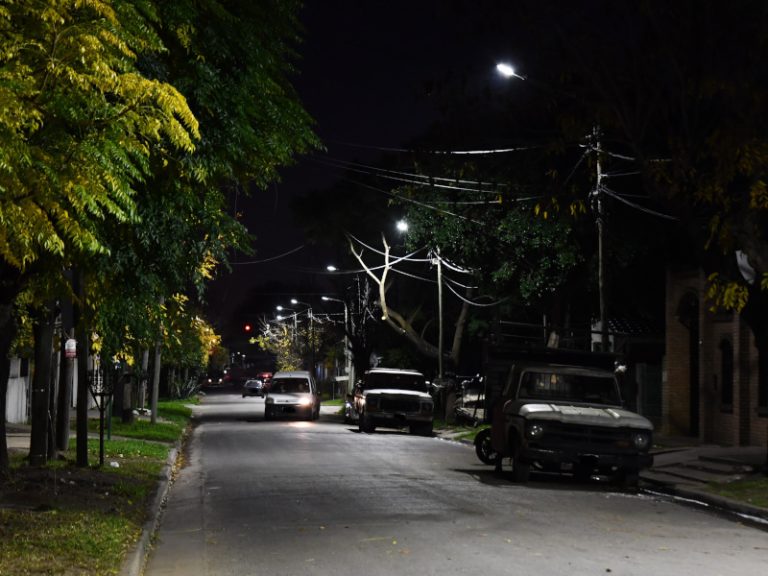 Completan parque lumínico en Villa Aurora