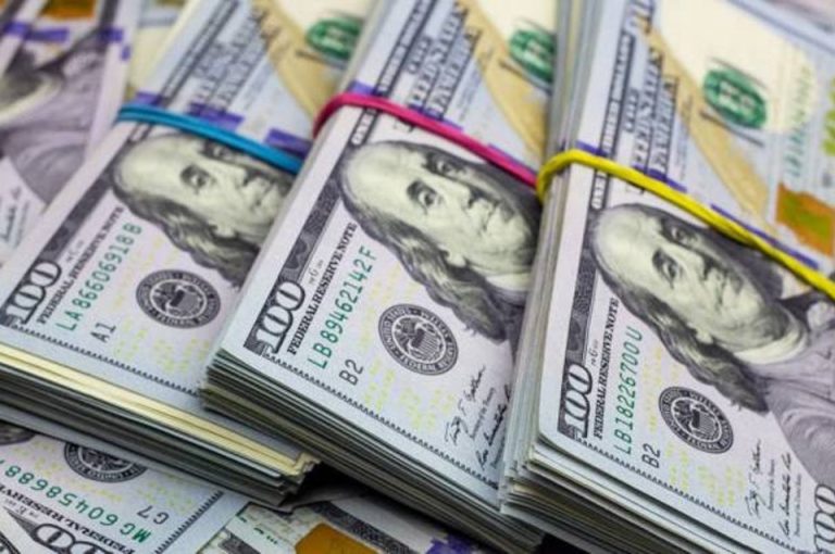 El dólar blue llegó a 1.280 pesos, su nuevo récord nominal