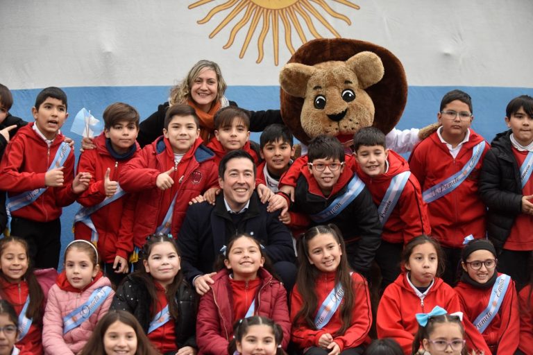 Alumnos realizaron promesa a la Bandera en Malvinas Argentinas