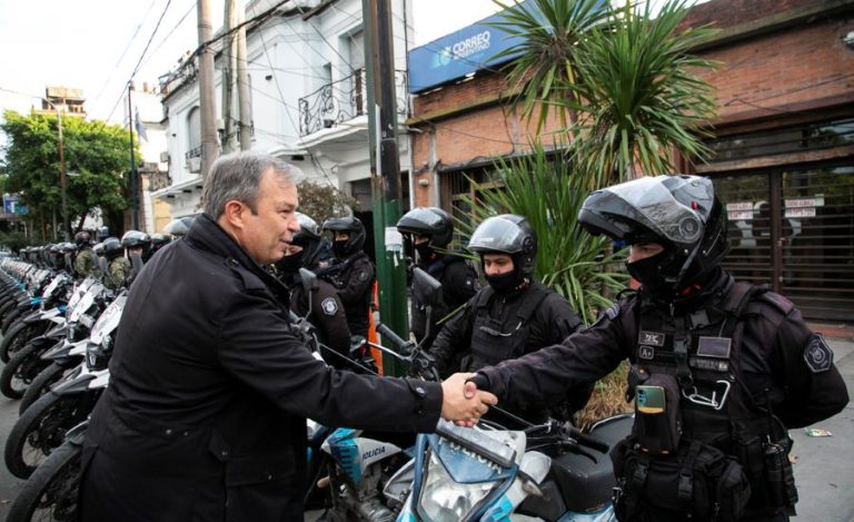 Almirante Brown cede motos a la policía para prevenir los robos de “motochorros”