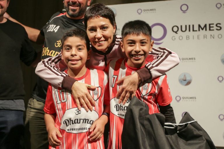 Entrega de equipamiento deportivo para 18 clubes de barrio de Quilmes