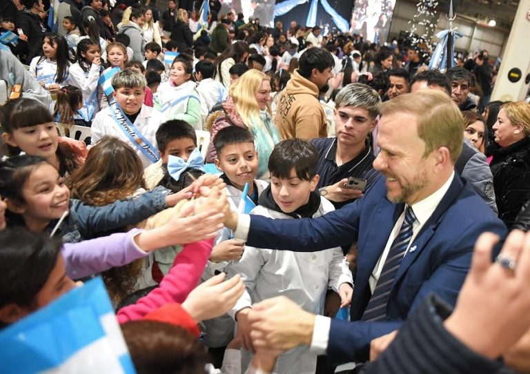 Gastón Granados encabezó la promesa a la bandera con más de 4.000 alumnos
