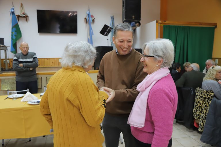 Gray encabezó el festejo por los 33 años de un centro de jubilados