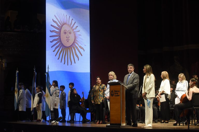 Macri les tomó la Promesa a la Bandera a más de 900 alumnos en el Teatro Colón