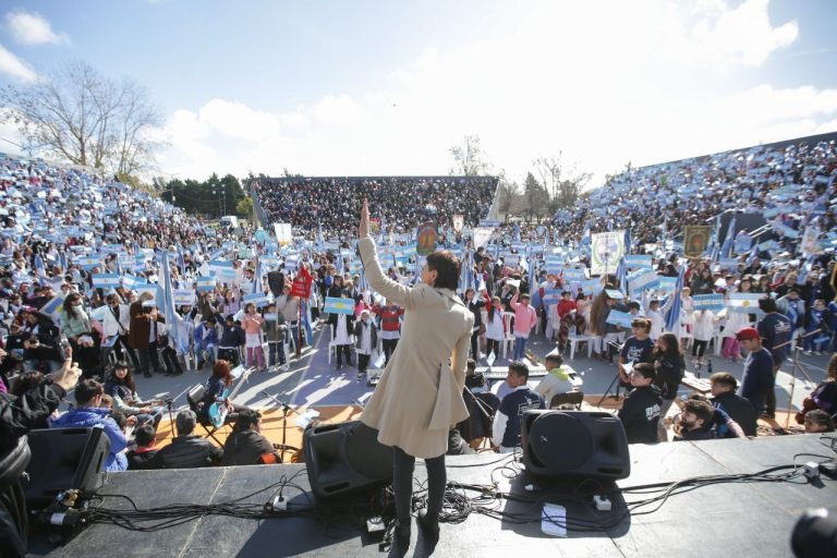 Mendoza encabezó jura a la Bandera
