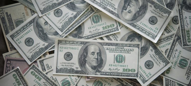 El dólar sube y alcanzó un nuevo récord de 1.300 pesos