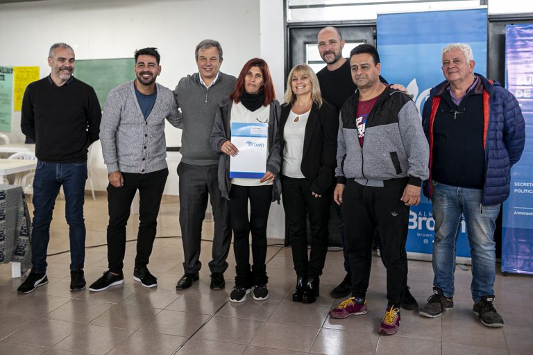 Entregan actas de adjudicación en Barrio Lindo 2