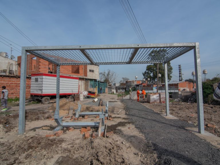 Construyen puente peatonal en El Molino
