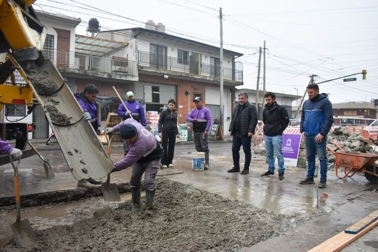Mayra Mendoza supervisó obras de bacheo en Quilmes Oeste