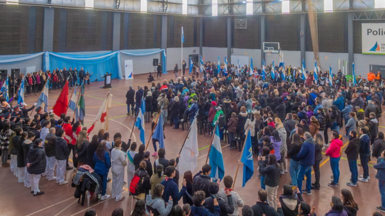 San Fernando celebró la Independencia en el Polideportivo Nº 1