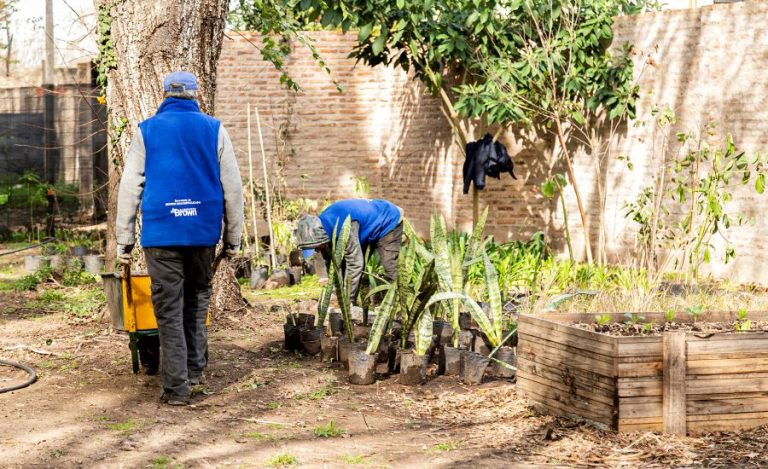 Construyen huerta agroecológica en el Parque Ramón Carrillo