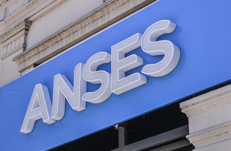 Confirman el bono de $70.000 para los jubilados y la mínima roza los $ 400.000