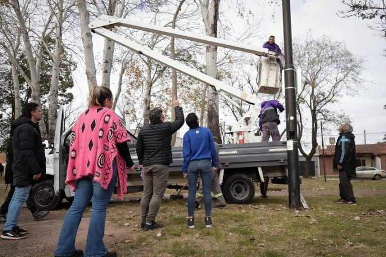Operativo de limpieza en la plaza Mariano Moreno