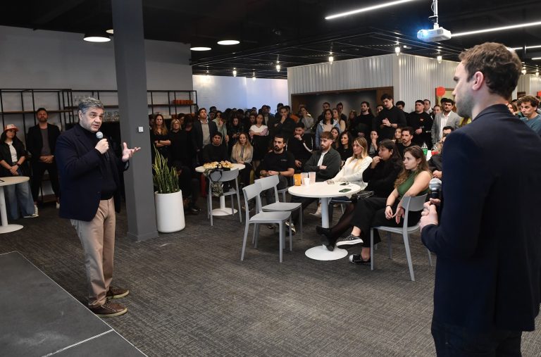 La Ciudad lanzó Biblioteca puerta a puerta, el servicio de préstamos de libros a mayores de 65 años