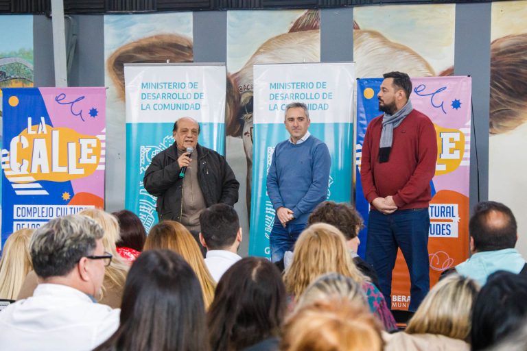 Entregan equipamiento a escuelas de Berazategui