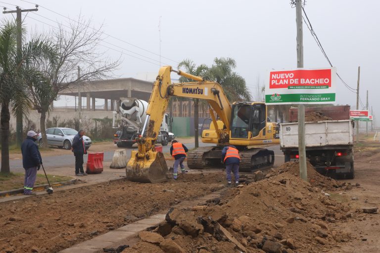 Avanzan las obras de bacheo sobre la Avenida Dupuy en Canning
