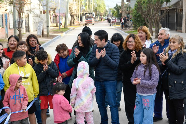 Nardini inauguró un pavimento en la ciudad de Grand Bourg