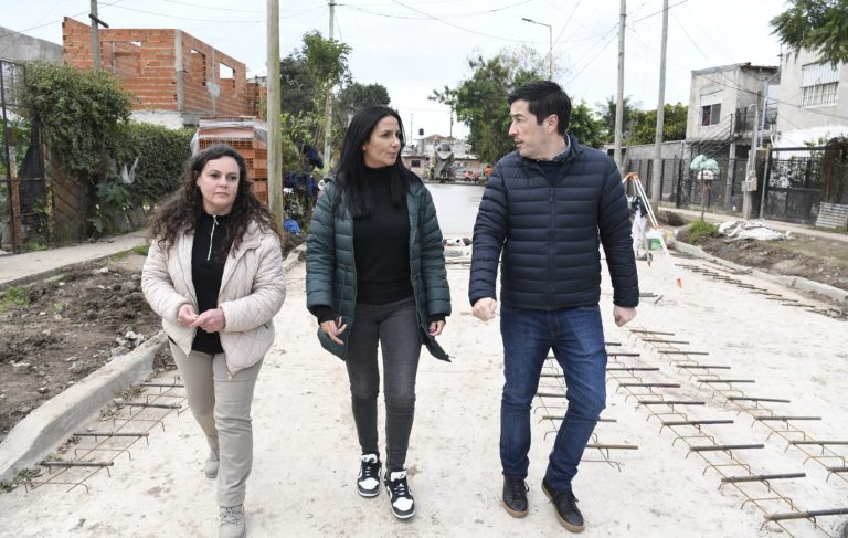 Se ejecutan nuevos pavimentos en Barrio Santa Mónica