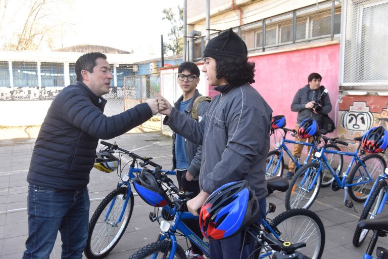 El programa “Escuelas sobre ruedas” entregó más de 1.500 bicicletas en Malvinas Argentinas