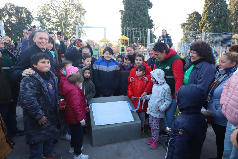 Inauguran juegos en plaza de Monte Grande Sur