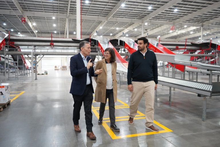 Gray visitó el centro de distribución de Frávega en Esteban Echeverría