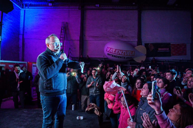 Valenzuela expone impuestos ridículos a bordo de un trencito de la alegría