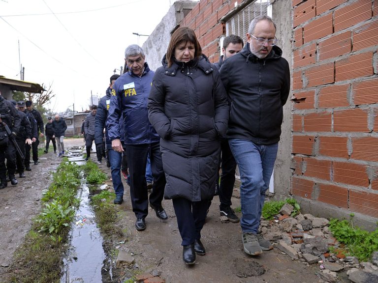 Bullrich y Valenzuela encabezaron un allanamiento contra una banda dedicada al robo automotor