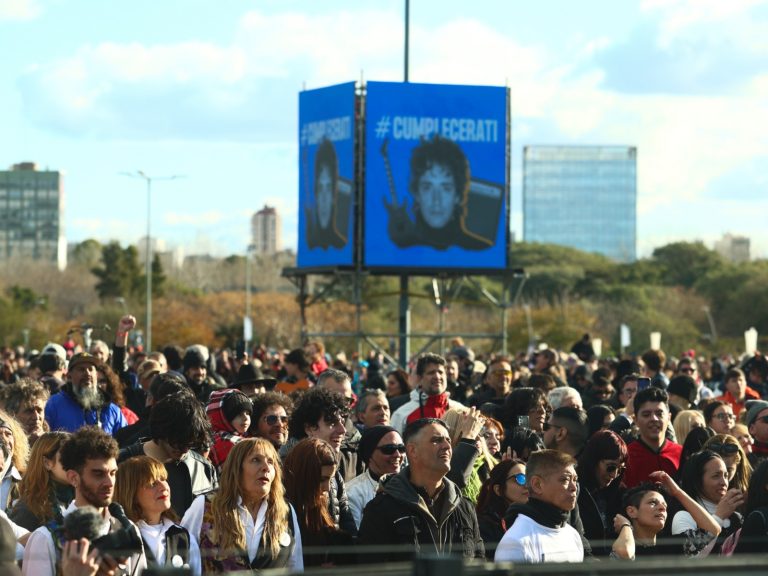 Más de 1.300 artistas homenajearon a Cerati cantando “De Música Ligera” en Vicente López
