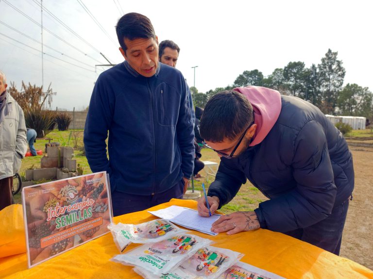 Entregan semillas para cultivos familiares