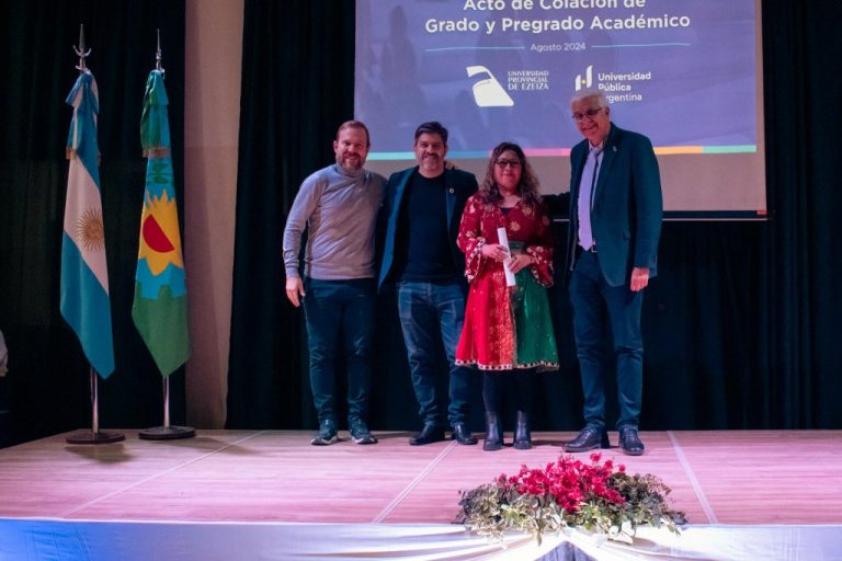 Entrega de diplomas a egresados de la Universidad Provincial de Ezeiza