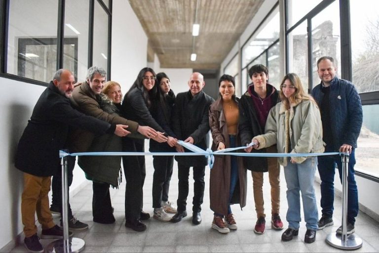 Se inauguraron aulas y una biblioteca en el ISFDT Nº24 de Bernal