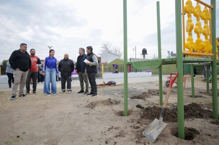 Instalan juegos en plaza de barrio San Martín