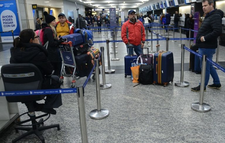 Vuelos suspendidos y pasajeros furiosos en Aeroparque por medidas de fuerza