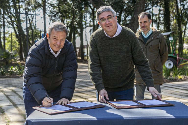 Cascallares entregó miles de plantas nativas y financiamiento a emprendedores