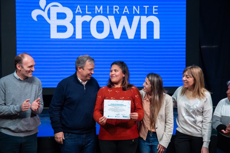 Entregan diplomas a emprendedores