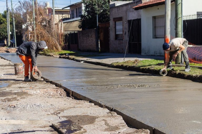 Labores de bacheo en Lanús