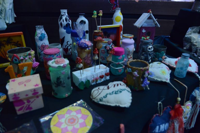 Entregan kits para estudiantes de Escuela de Artes y Oficios