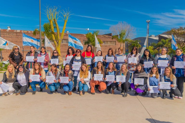 San Fernando homenajeó a sus maestros con un mástil gigante para la Bandera Argentina