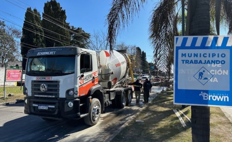 Trabajos de bacheo en distintos puntos del distrito