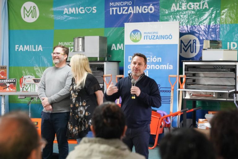 Descalzo entregó maquinarias y herramientas a emprendedores de Ituzaingó