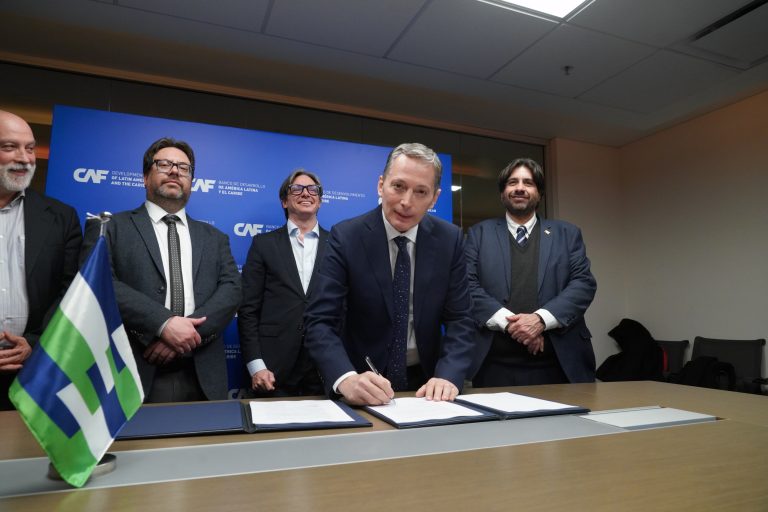 Gray encabezó la firma de un acuerdo entre CAF y ciudades de América Latina