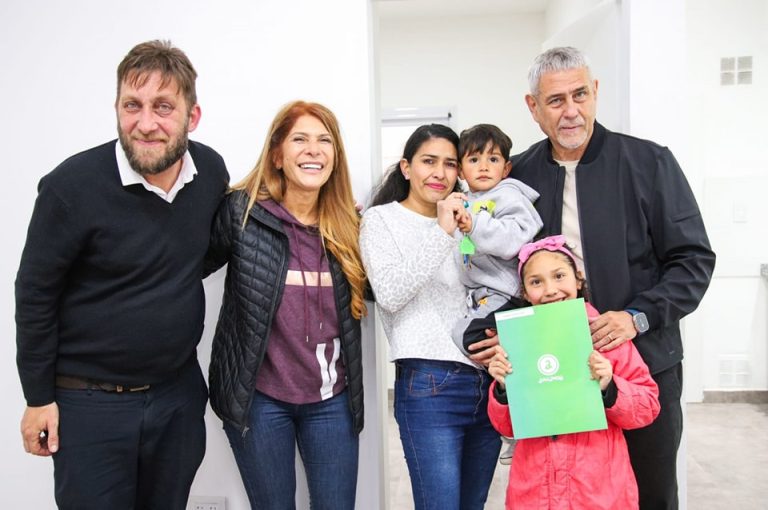 Ferraresi entregó viviendas en Barrio Azul