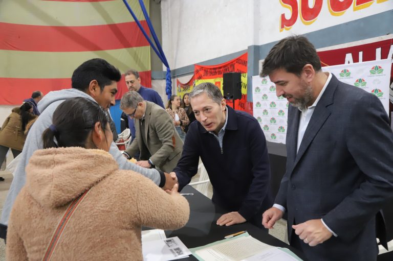 Gray entregó las escrituras de sus viviendas a 301 familias de Esteban Echeverría