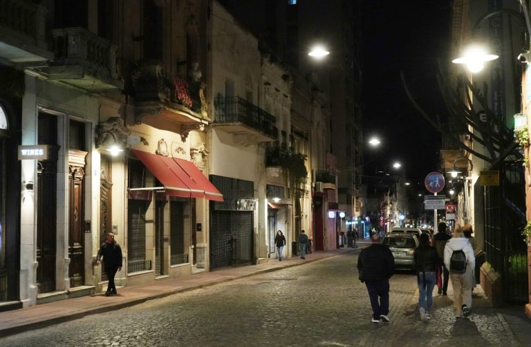 La Ciudad instaló nuevas luces peatonales en más de 500 cuadras