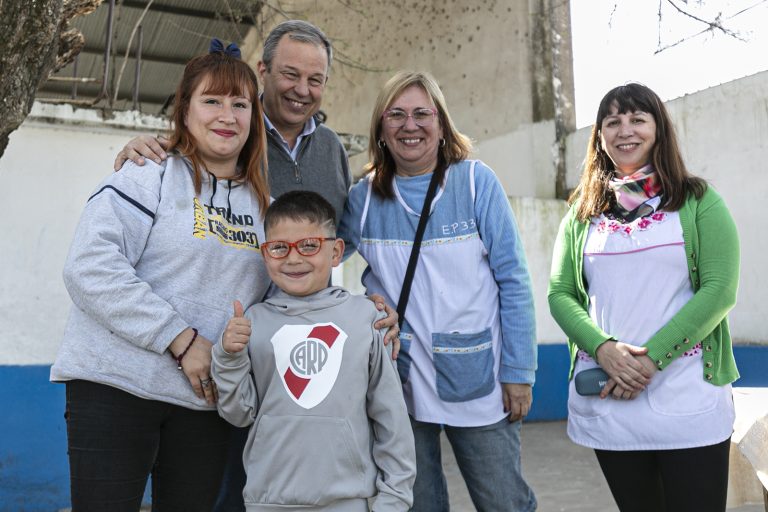 Cascallares encabezó una nueva entrega de anteojos a alumnos en Longchamps