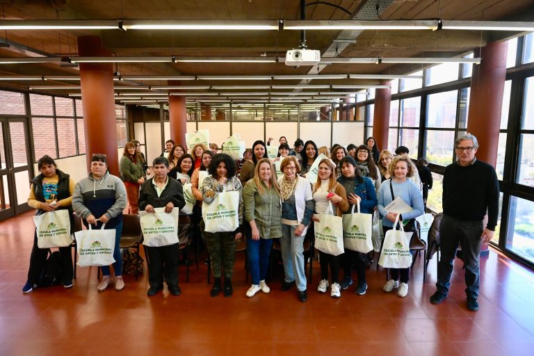Entregan kits para estudiantes en Escuela de Artes y Oficios
