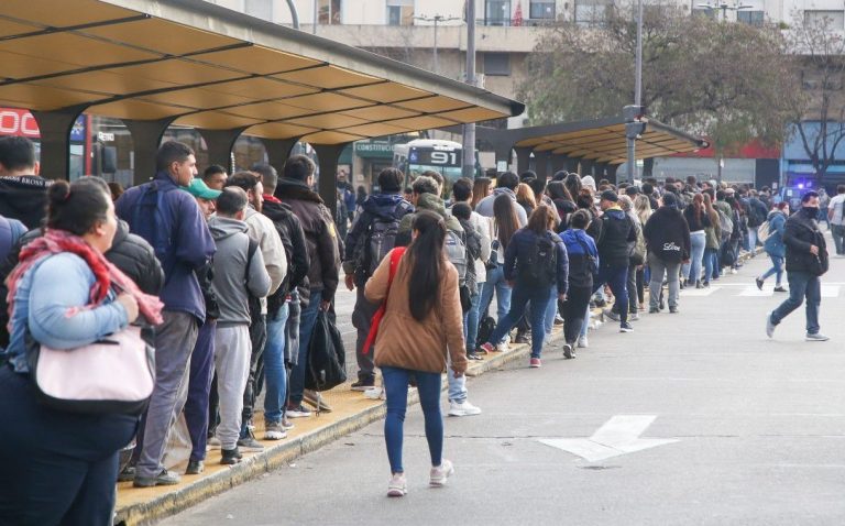 Largas filas en las paradas de colectivos por el paro de transporte