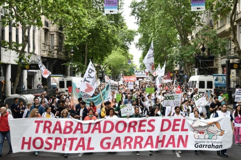 Los trabajadores del Hospital Garrahan realizan un paro por 48 horas y se movilizan a Plaza de Mayo